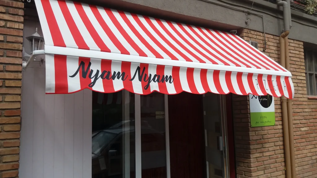Toldos a medida que Rederi instaló en el Nyam Nyam, tienda de Ripoll
