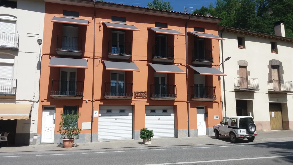 un edifici amb 8 tendals colocats per Rederi