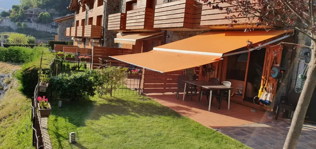 Hem instal·lat tota mena de tendals, i aquest n'és un exemple. Un tendal extés amb altre subtendal en un jardí. 