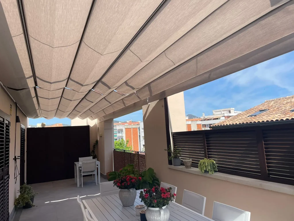Un tendal sevillà de sostre que col·loquem a una terrassa per cobrir i donar privacitat