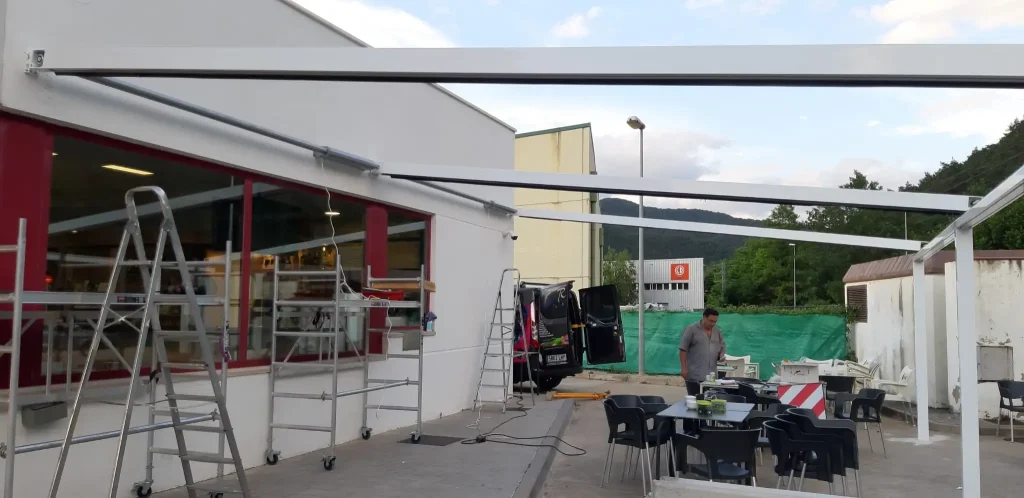 instalando una pergola en una gasolinera de Ripoll