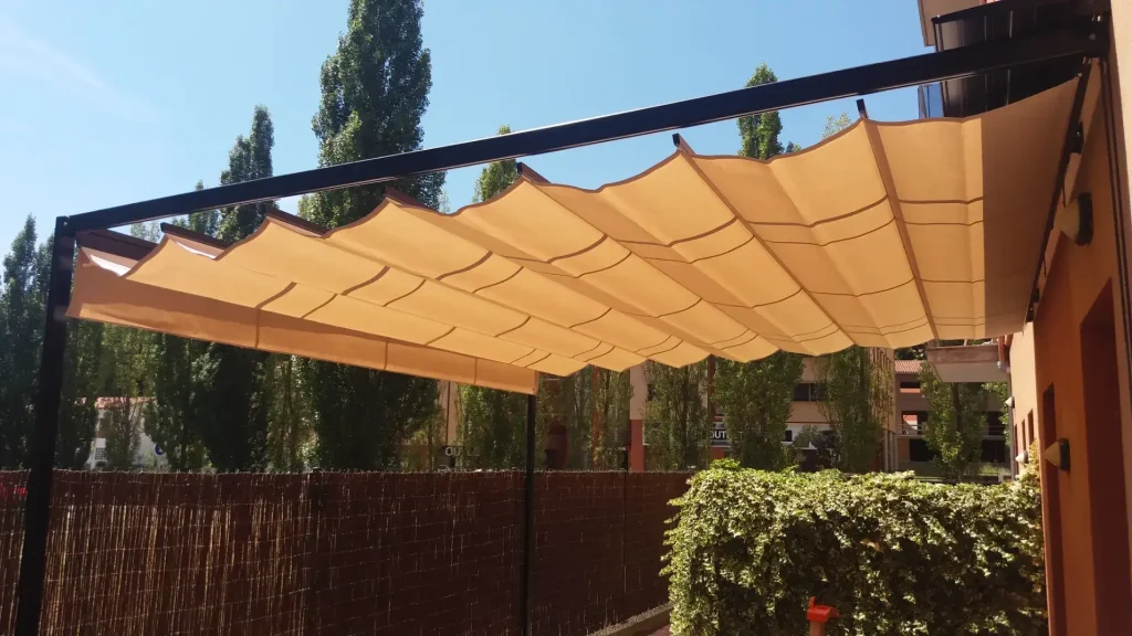 En la casa de un cliente instalamos una pérgola con toldo sevillano