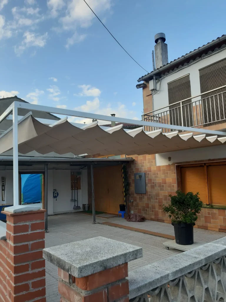 toldo sevillano con pérgola reparado para un vecino del Ripollés
