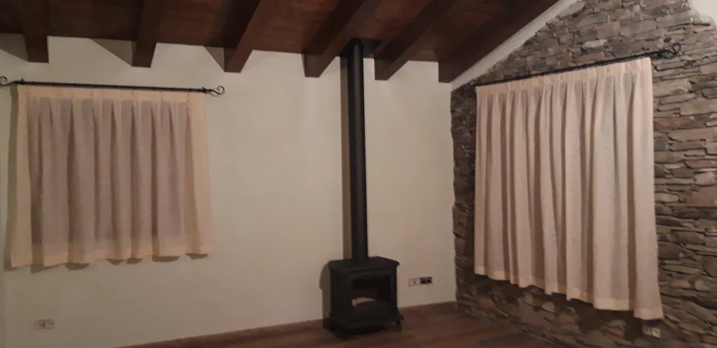 Un treball a Campelles en què vam instal·lar diverses cortines amb barres de forja.