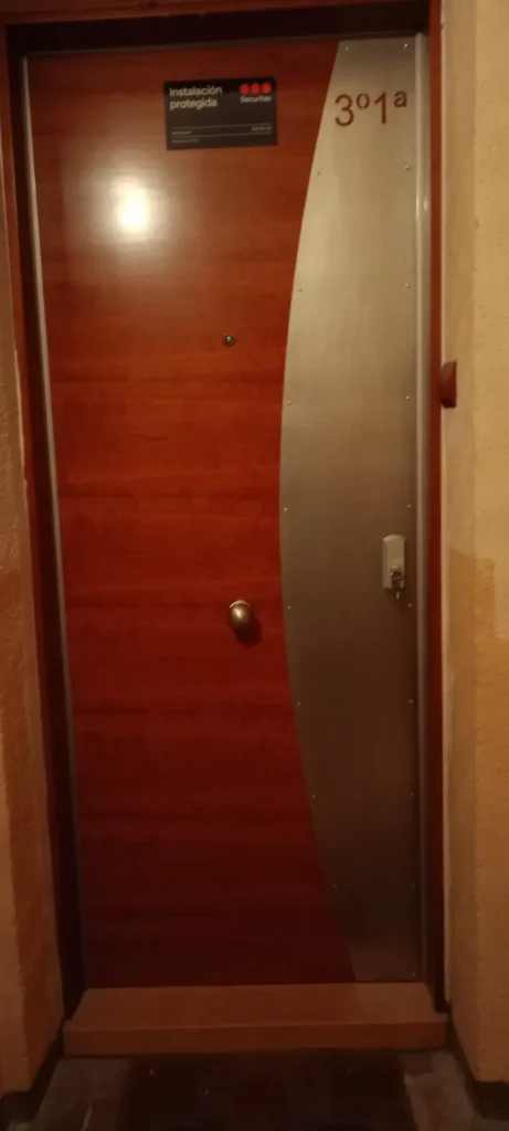 Se ve una cerradura que logramos cambiar gracias a nuestro ingenio