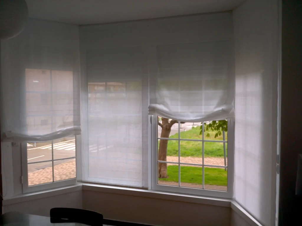 Cortines fetes a mida per a un client, obertes i tancades.