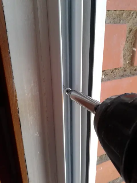 instalando una mosquitera para un cliente