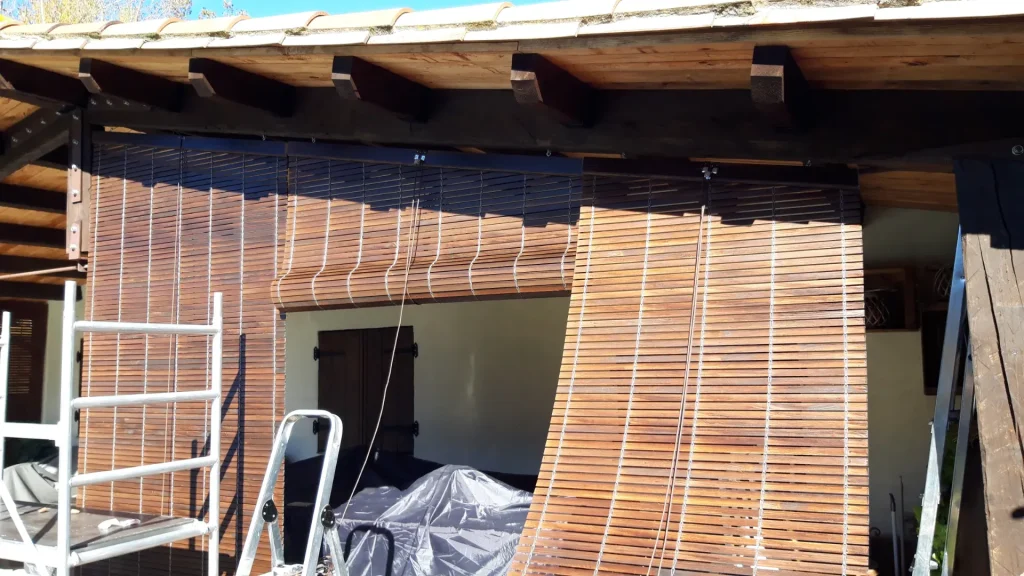 una foto donde se nos ve en mitad del proceso de instalación de una persiana
