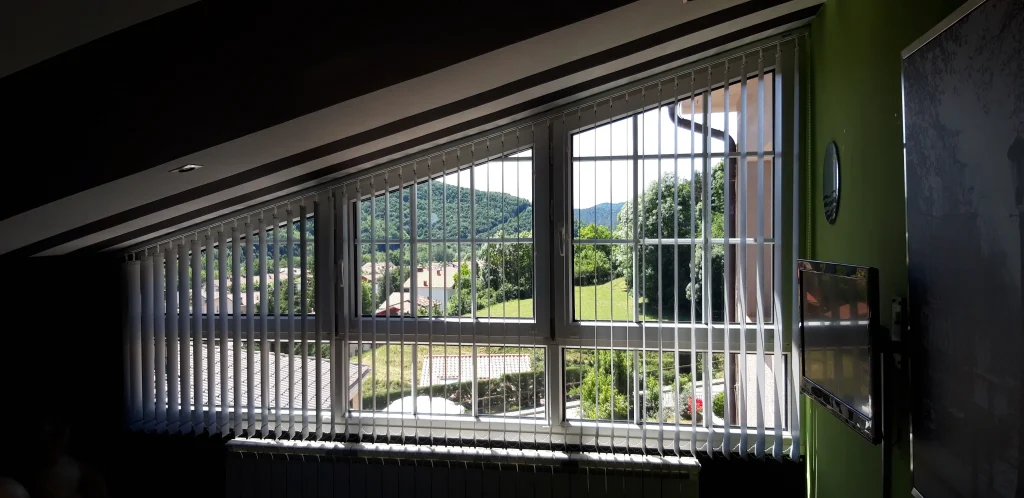 Instal·lació de cortines que vam fer a mida a casa d’un client al Ripollès.