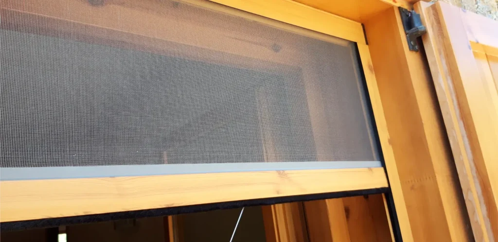 se puede ver cómo podemos ser capaces de adaptar una mosquitera a todo tipo de texturas, quedando totalmente camuflada. En este caso, es madera.