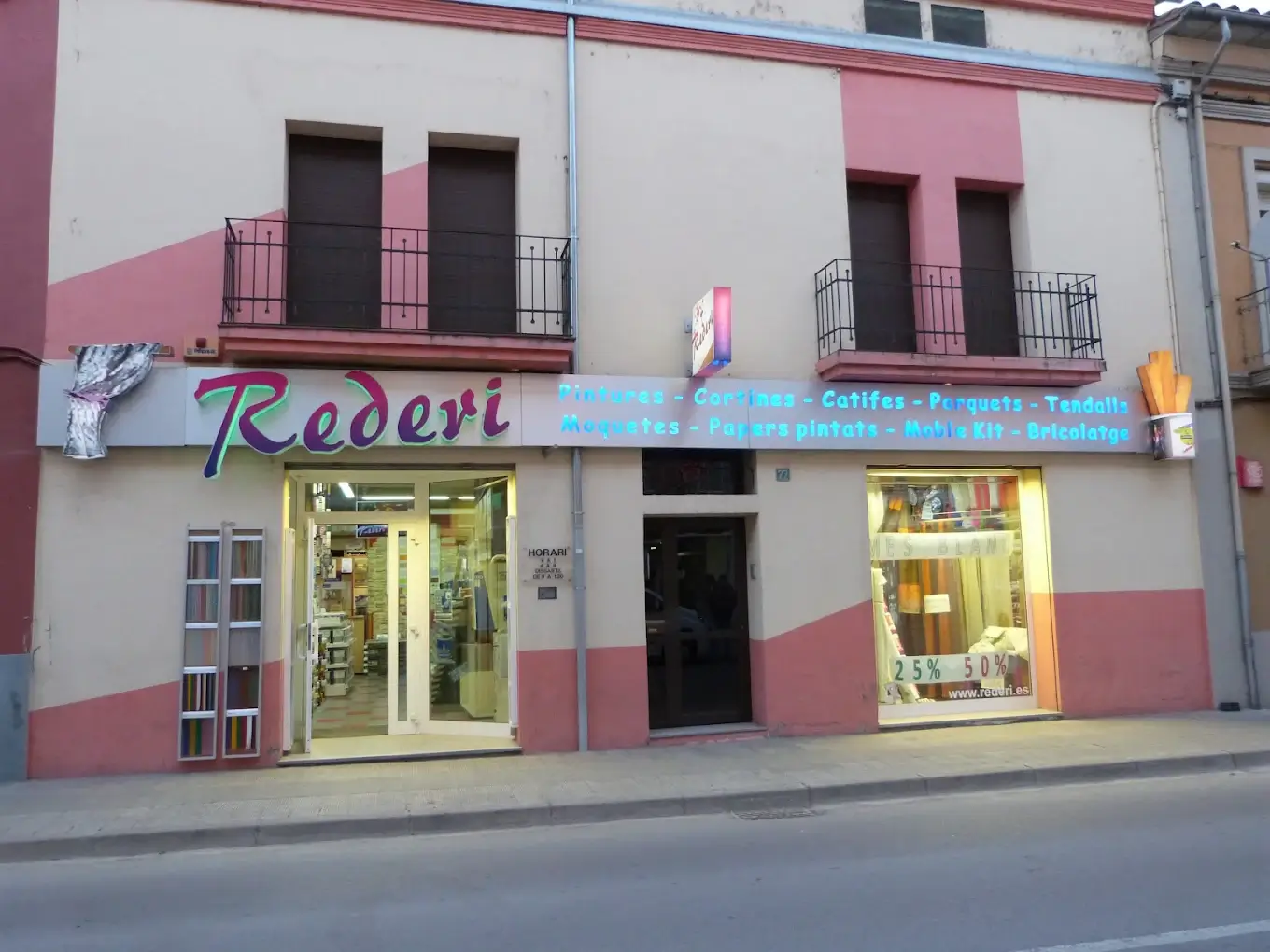 Façana real de la botiga Rederi a la carretera de Barcelona, Ripoll