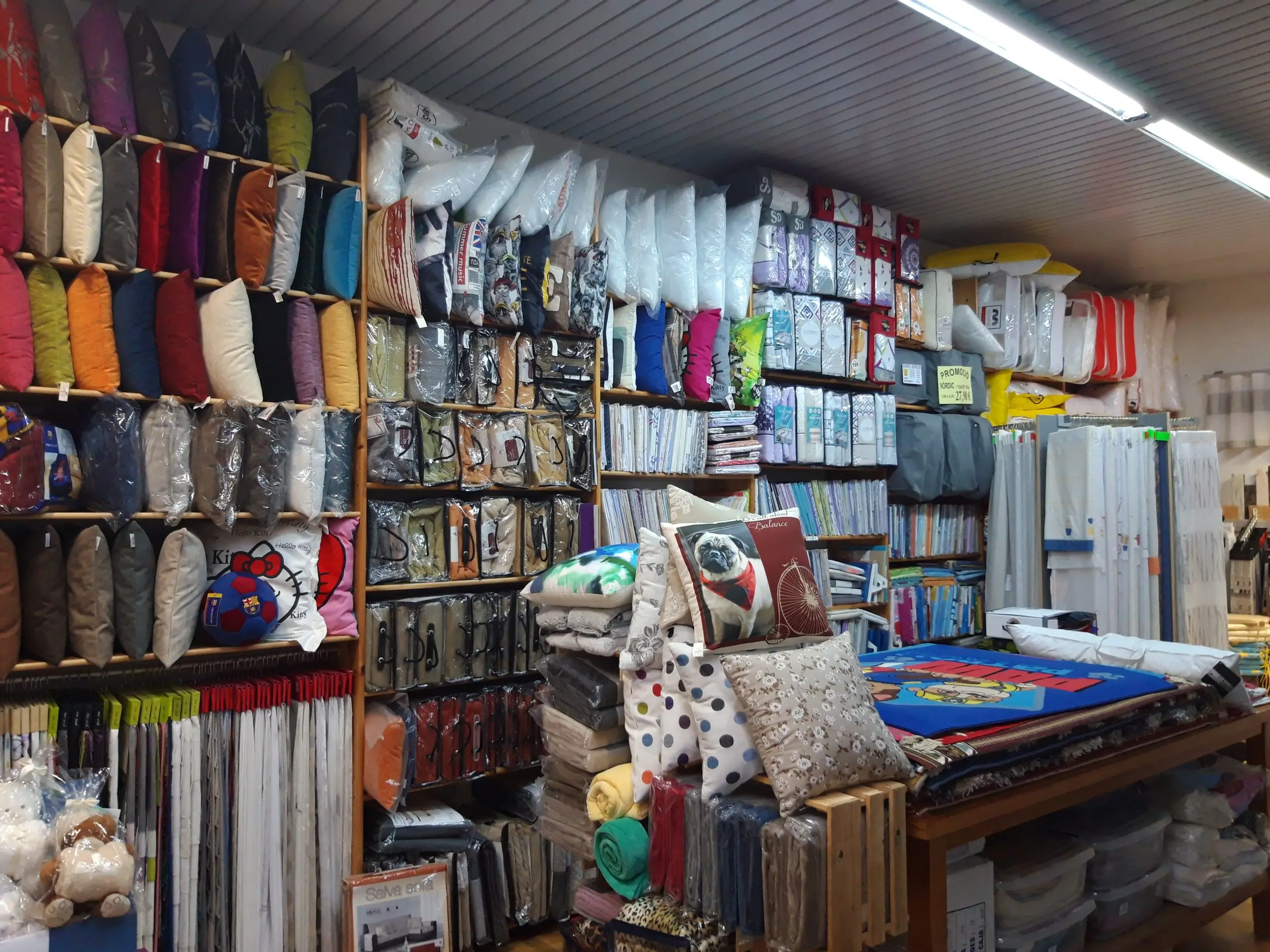 Un dels passadissos de l'interior de la botiga Rederi