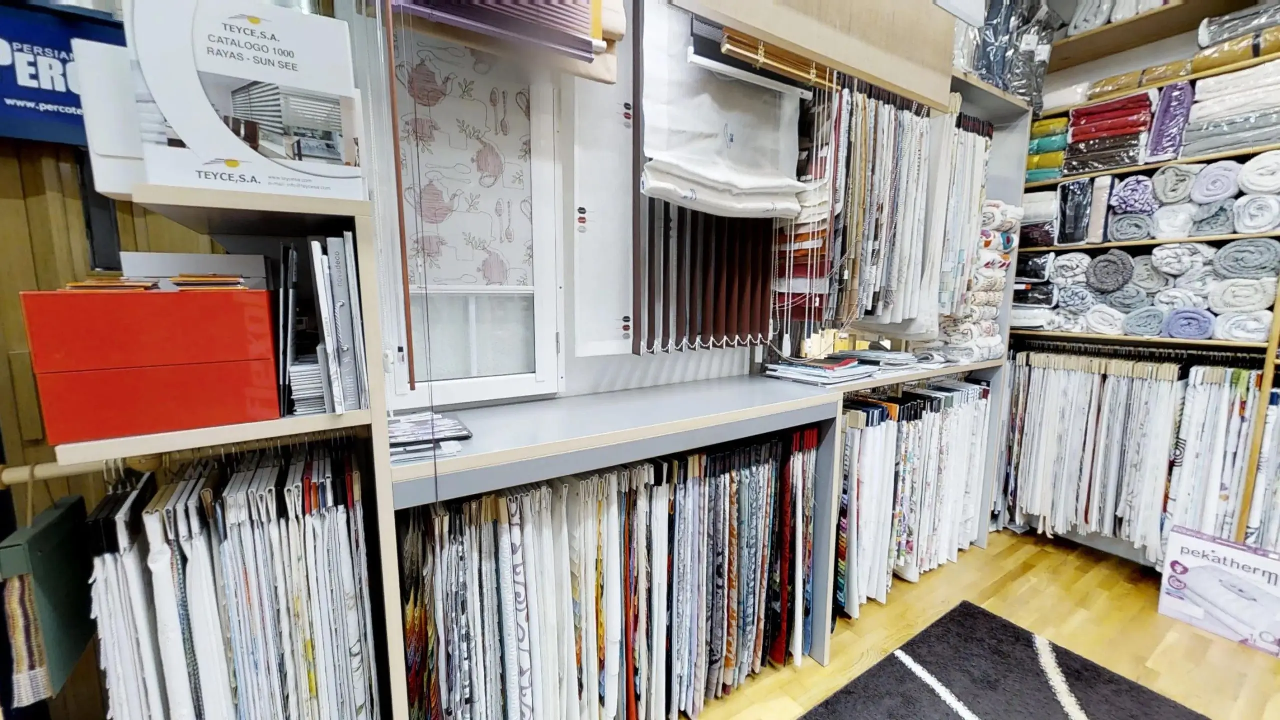 Mostres de cortines, estors i teixits disponibles a Rederi