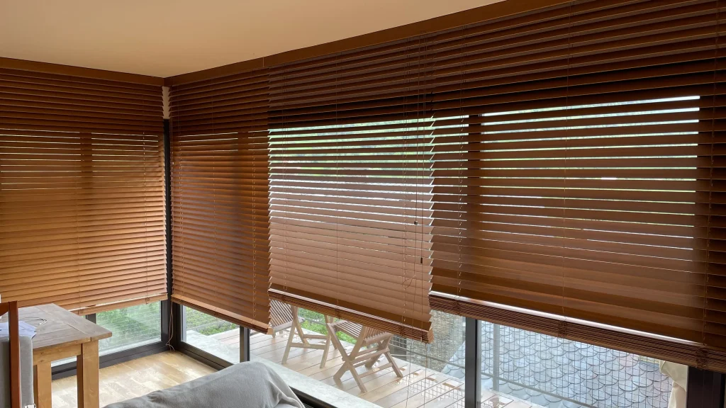 També instal·lem cortines com aquestes: venecianes de fusta rústica.