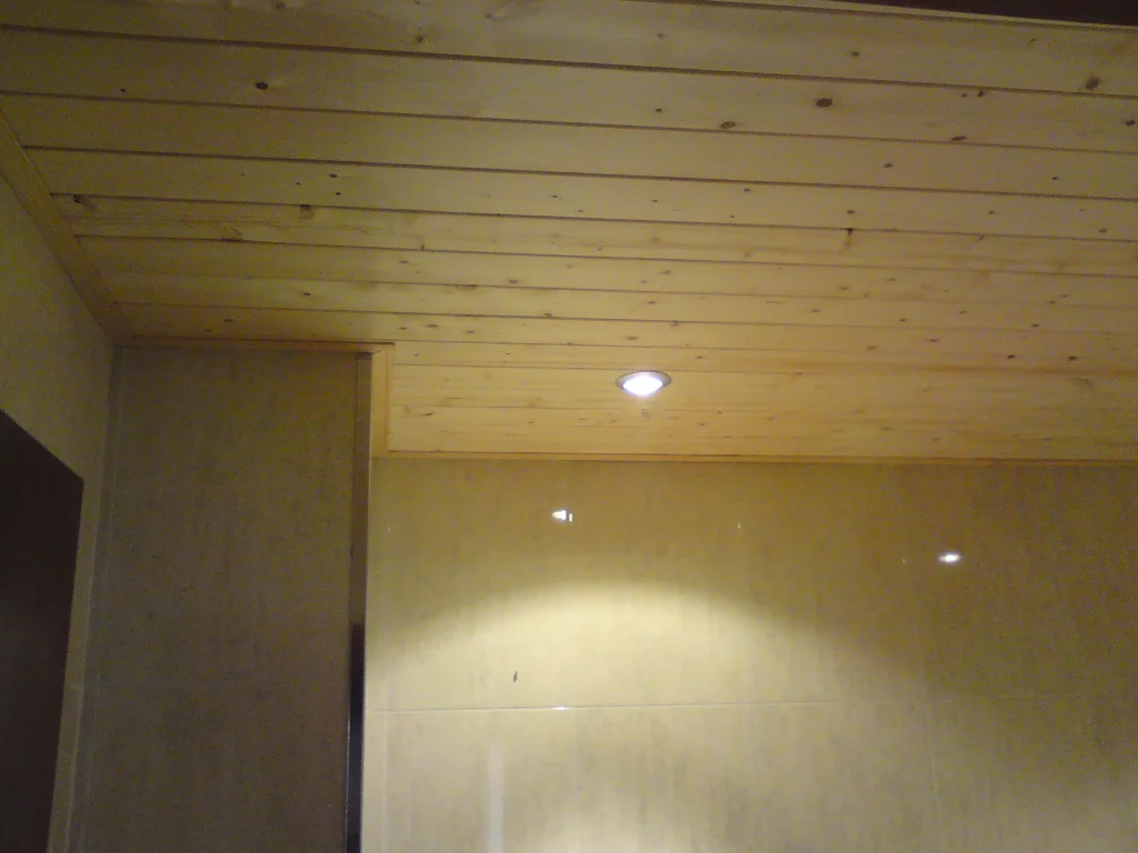 como se ve en la imagen, también trabajamos con revestimientos con madera