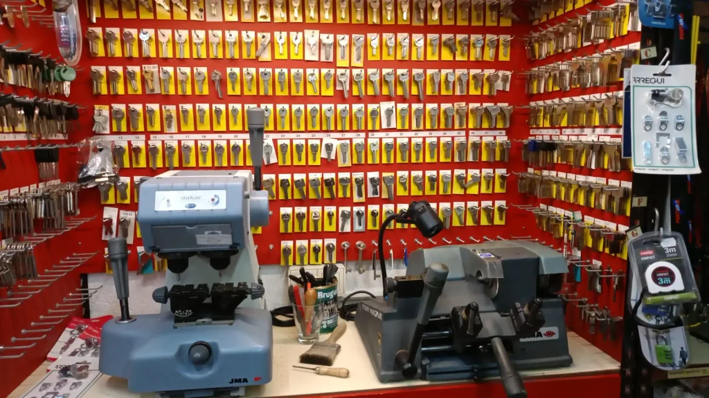 te mostramos la máquina que usamos para crear duplicados de llaves