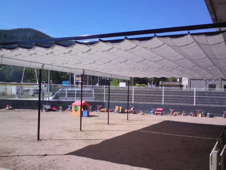 Vam instal·lar una gran pèrgola en una llar d’infants de Campdevànol.