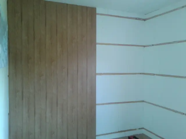 revestimiento de pared en plena instalación