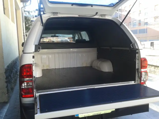 en esta otra imagen se ve el suelo interior de una pickup revestido por nosotros