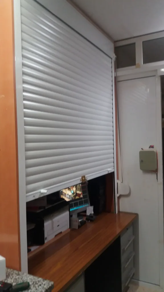 Persiana instal·lada en un interior, a la taula d’un client