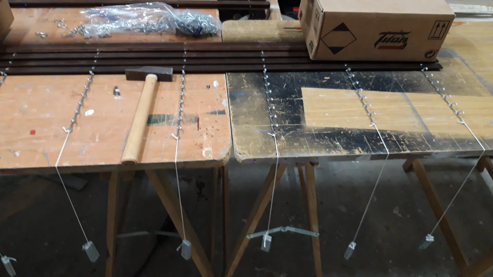 Un procés de reparació d’una persiana