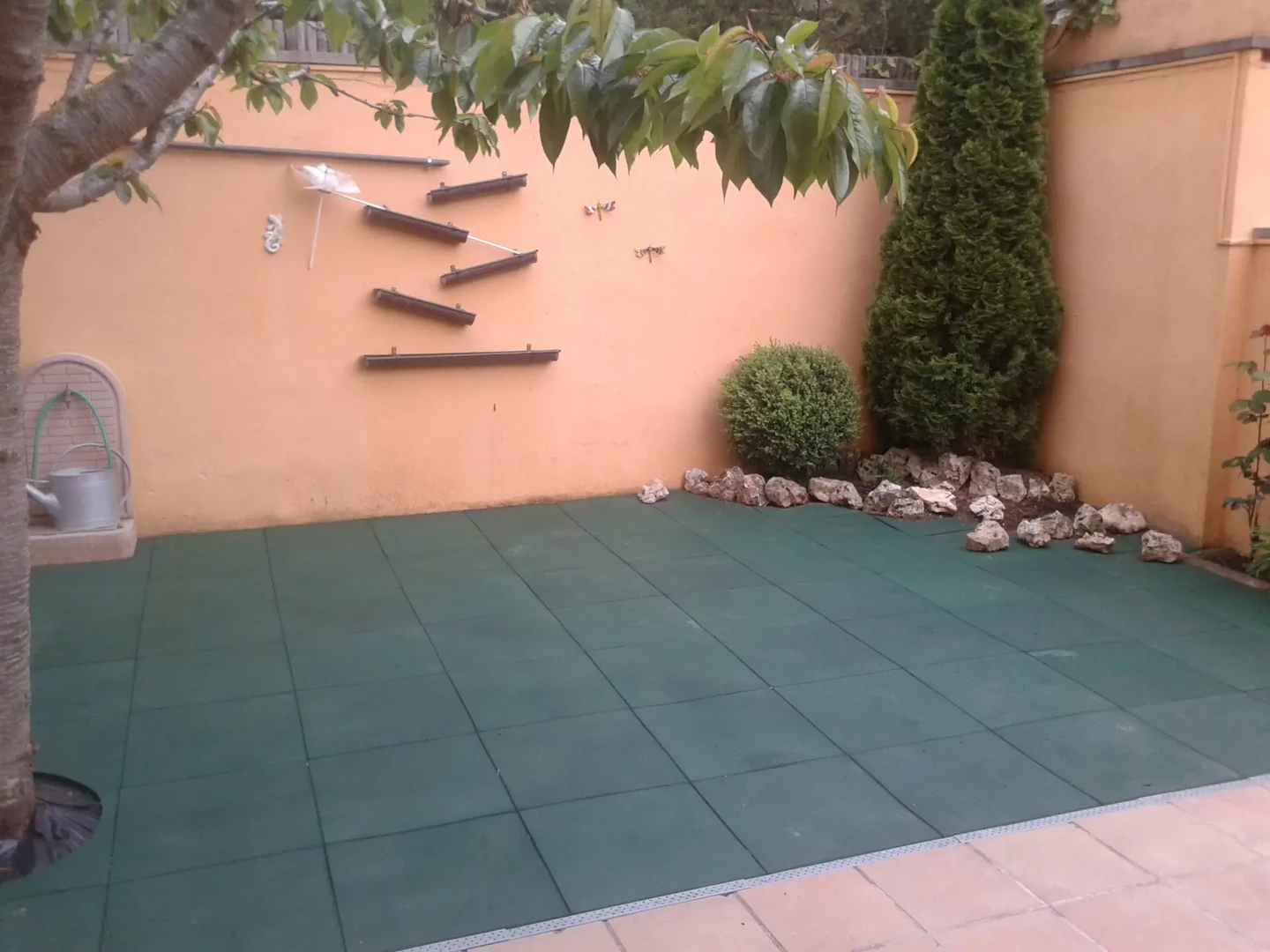 Revestiment de terra instal·lat en un jardí per Rederi